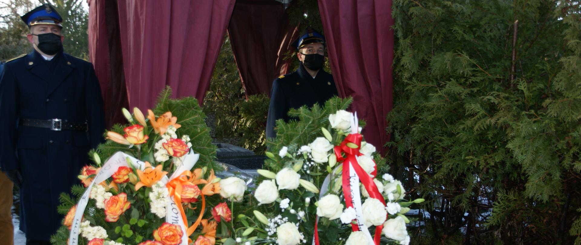 SONY DSC Grób pokryty kwiatami