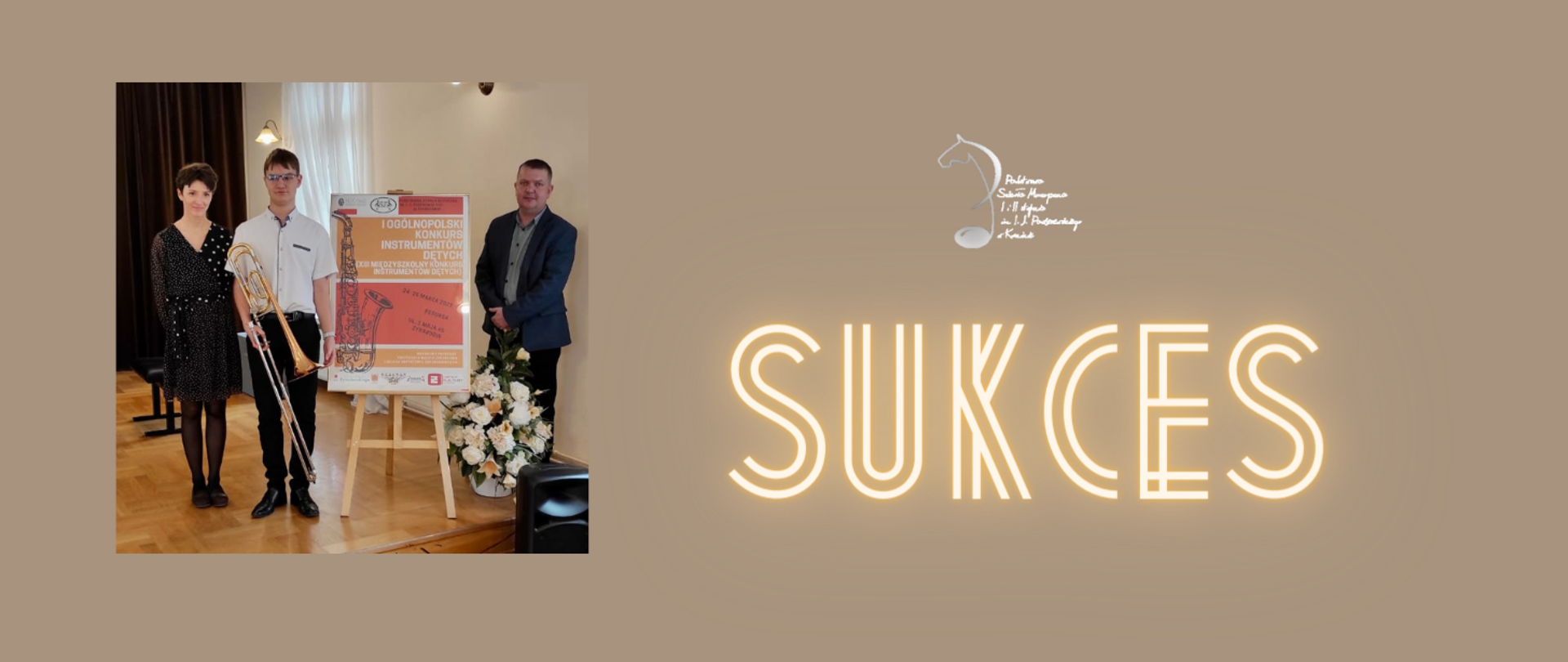 Laureat z pedagogiem i akompaniatorem stoi obok baneru konkursu trzymając instrument w prawej ręce.