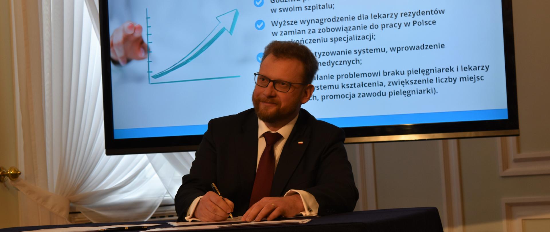 Minister Łukasz Szumowski podpisał porozumienie z rezydentami.