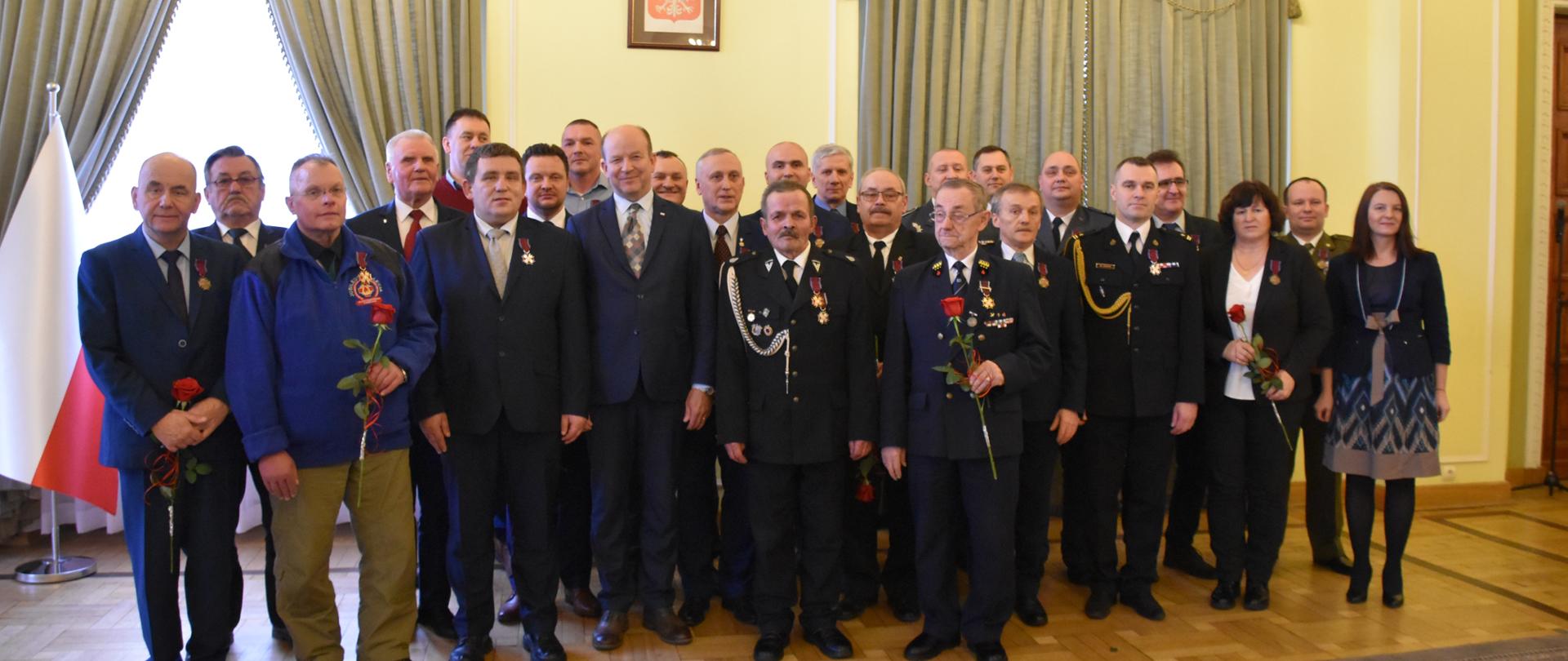 Wojewoda Mazowiecki wraz z osobami odznaczonymi.