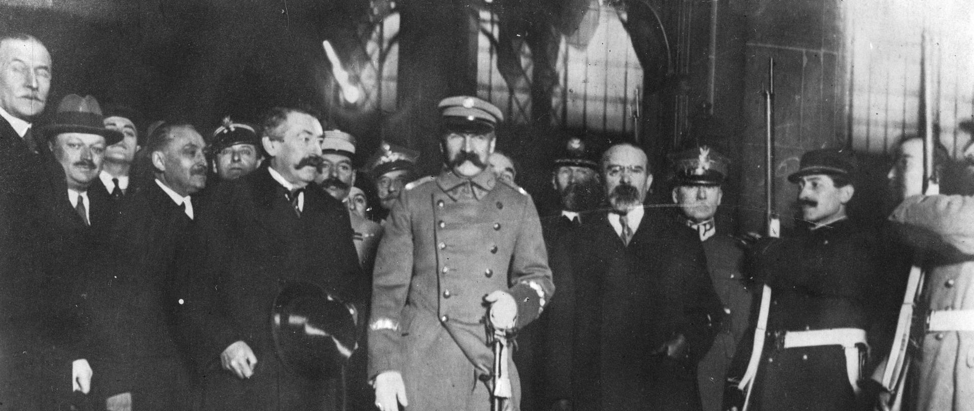 Podróż Józefa Piłsudskiego do Francji. Powitanie na dworcu w Paryżu przez premiera Aristide’a Brianda (1. na lewo od marszałka) i ministra spraw wojskowych Louisa Barthou (1. na prawo od marszałka), 3 lutego 1921 r. (NAC).