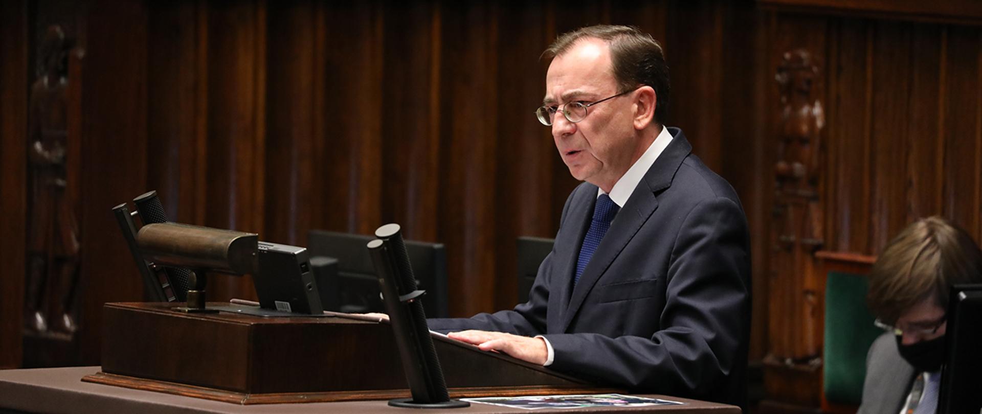 Minister Mariusz Kamiński podczas wystąpienia na mównicy sejmowej.