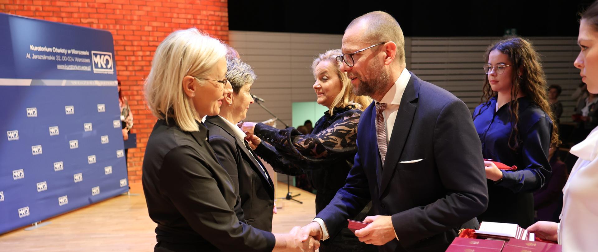 Na zdjęciu widać kobiety i mężczyzn