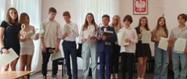 Zdjęcie prezentuje grupę absolwentów uczniowie kończący szkołę muzyczną I stopnia po 6 lub 4 latach nauki na wybranym instrumencie.