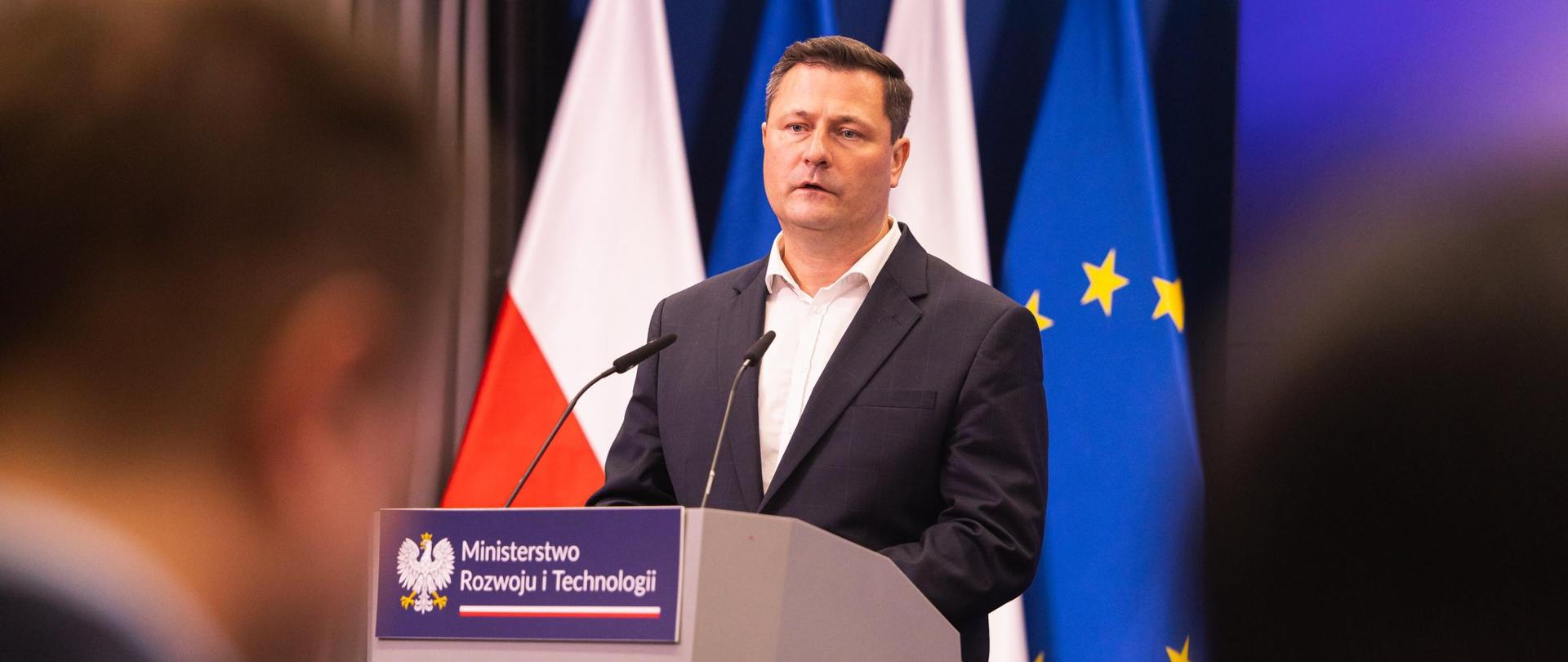 Pierwsi przedsiębiorcy poszkodowani w powodzi otrzymują pomoc finansową 