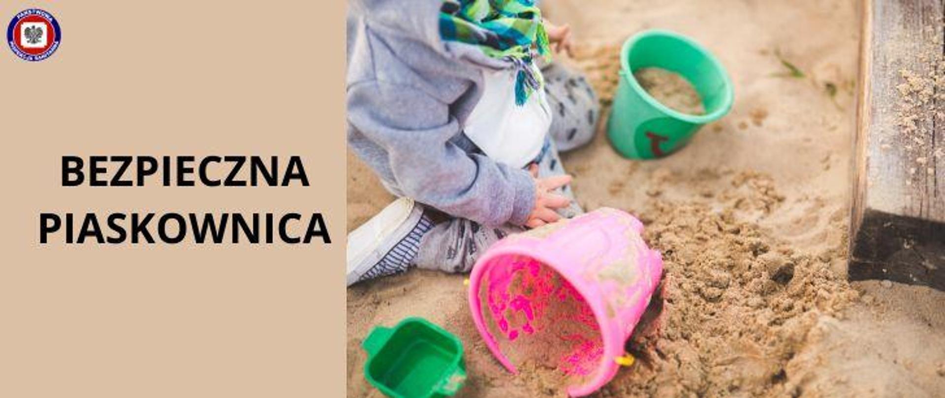 Po prawej dziecko bawiące się w piaskownicy w otoczeniu wiaderek. Po lewej na bezowym tle ciemny napis " Bezpieczna piaskownica" w Lewym górnym rogu logo Państwowej Inspekcji Sanitarnej.