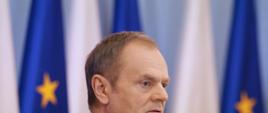 Premier Donald Tusk podczas konferencji prasowej.