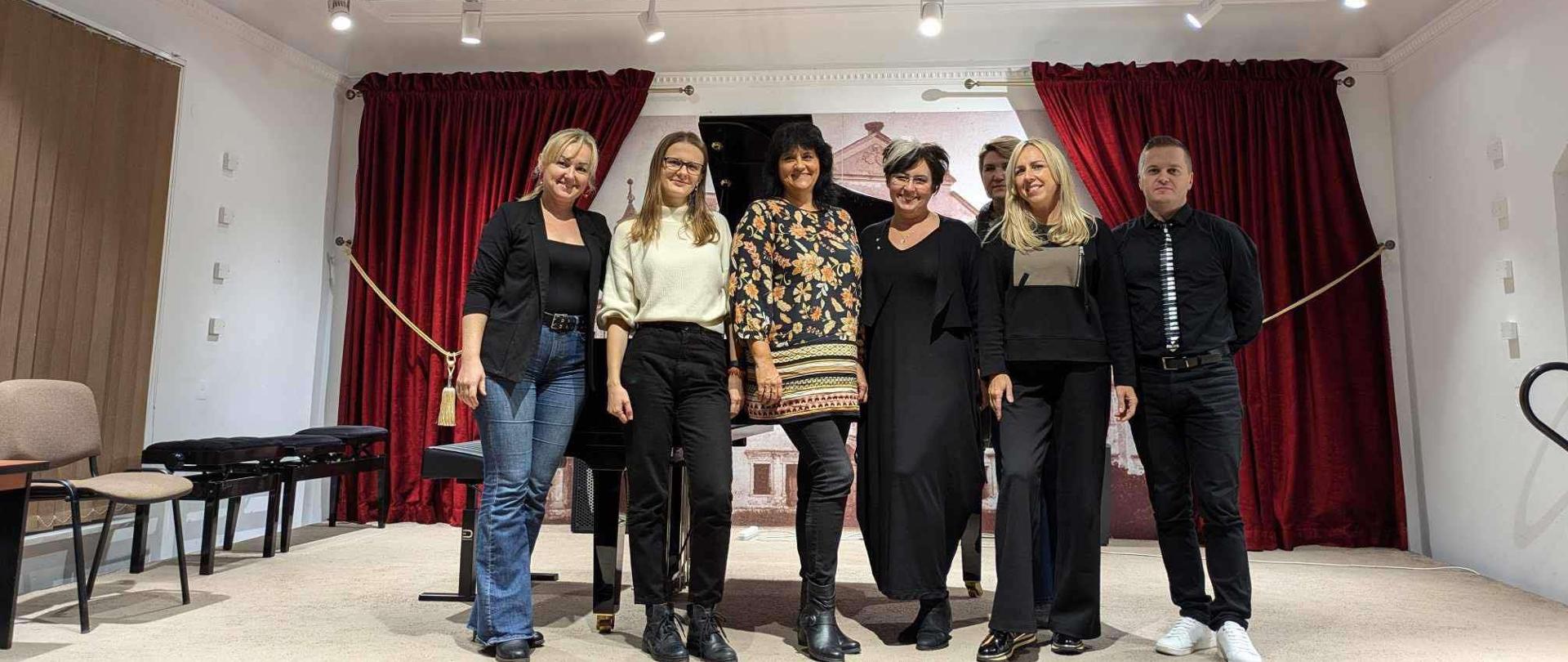 Zdjęcie grupowe. Od lewej: Violeta Druliak, Maria Trofymchuk, Urszula Staszewska, pani profesor Kinga Firlej-Kubica, Małgorzata Okułowicz-Żyła, Jurij Trofymchuk. Z tyłu: Halina Szpilewicz.