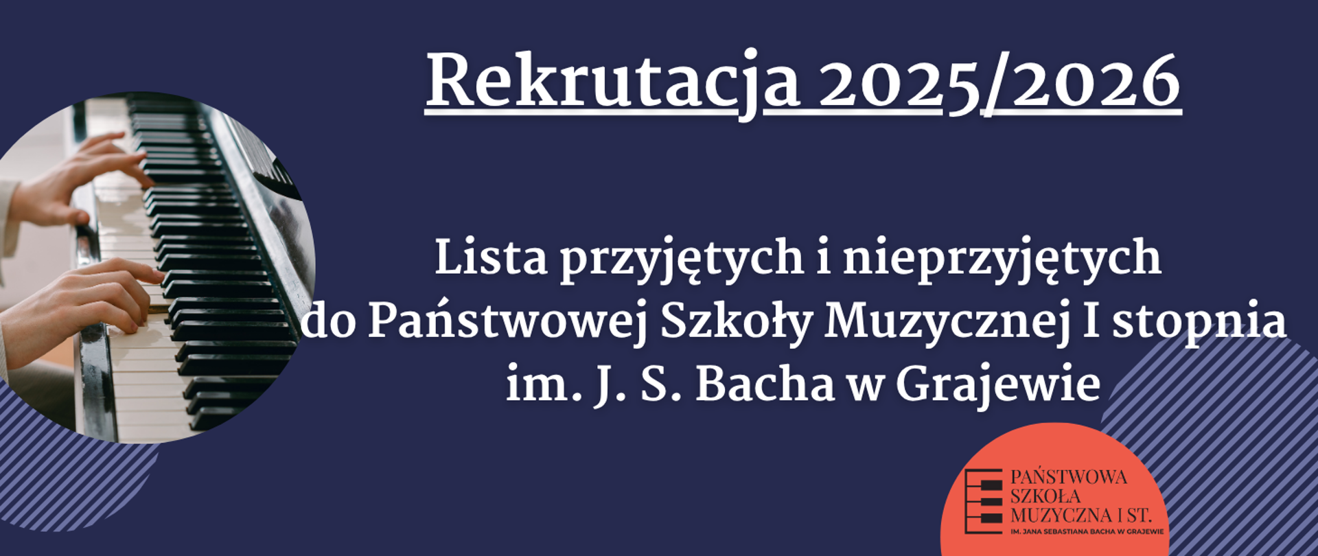 Plakat z ogłoszeniem o rekrutacji do szkoły muzycznej w Grajewie. Tło jest ciemno niebieskie. W środku białe liternictwo z informacją, z lewej strony fotografia klawiatury fortepianu z ułożonymi do gry rękoma pianisty. Na dole z prawej strony czarne logo szkoły na tle czerwonym.