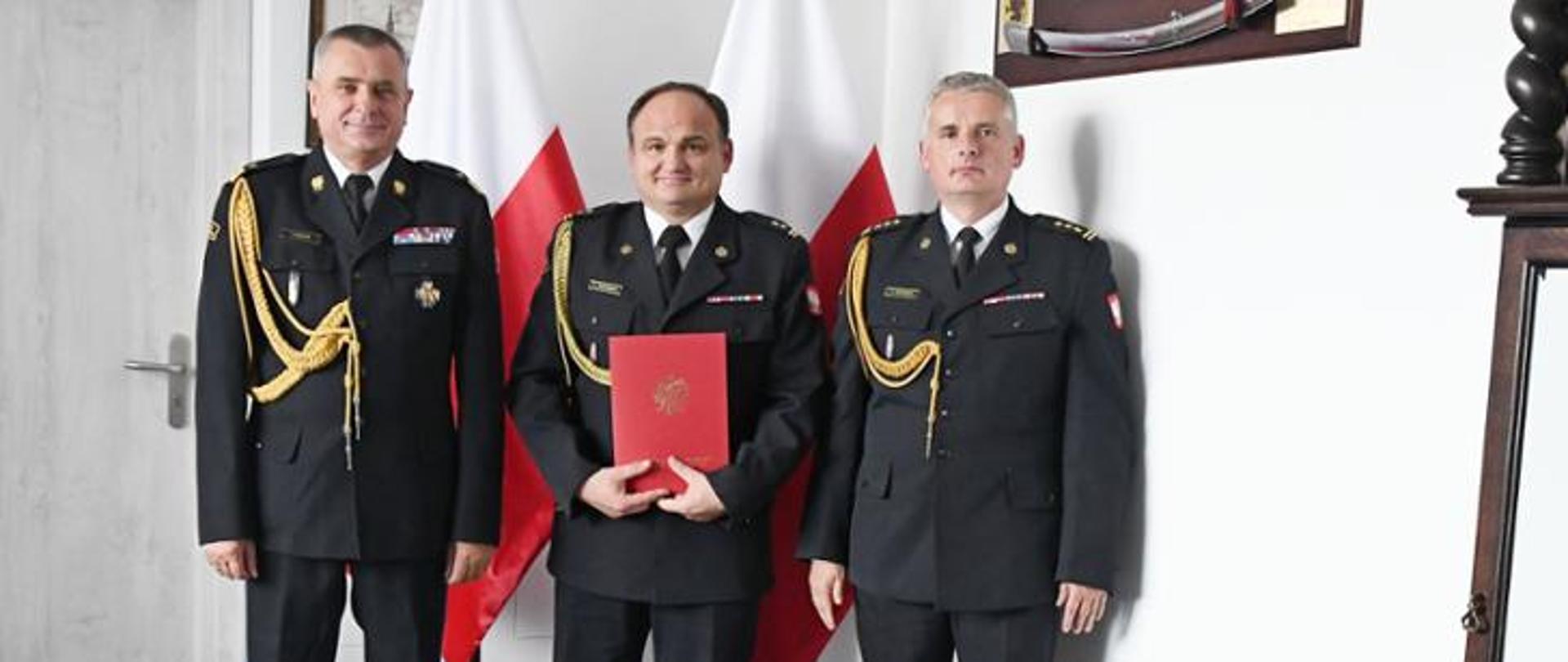 W siedzibie Komendy Wojewódzkiej Państwowej Straży Pożarnej w Gdańsku Pomorski Komendant Wojewódzki Państwowej Straży Pożarnej nadbryg. Piotr Socha wręczył akt powołania na stanowisko Zastępcy Komendanta Powiatowego Państwowej Straży Pożarnej w Człuchowie bryg. Henrykowi Koźlewiczowi. Od lewej: Pomorski Komendant Wojewódzki Państwowej Straży Pożarnej nadbryg. Piotr Socha, Zastępca Komendanta Powiatowego Państwowej Straży Pożarnej w Człuchowie bryg. Henryk Koźlewicz, Komendant Powiatowy Państwowej Straży Pożarnej w Człuchowie st. bryg. Radosław Batruch.
