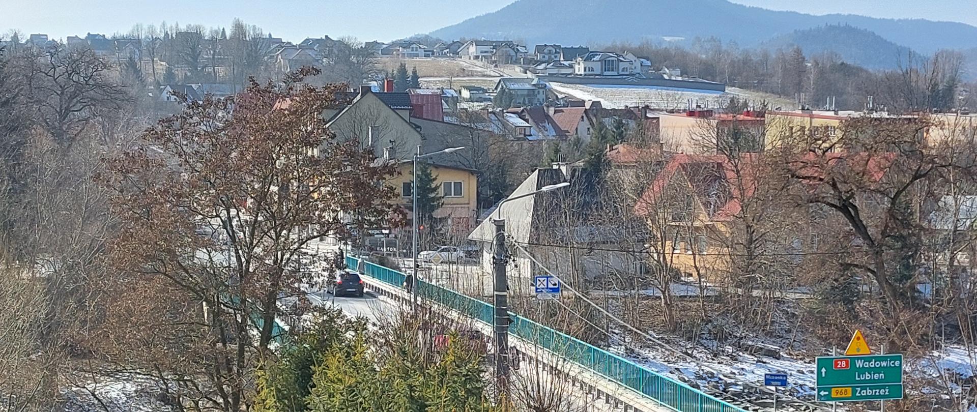 Most w Mszanie Dolnej na Mszance, w tle Beskidy