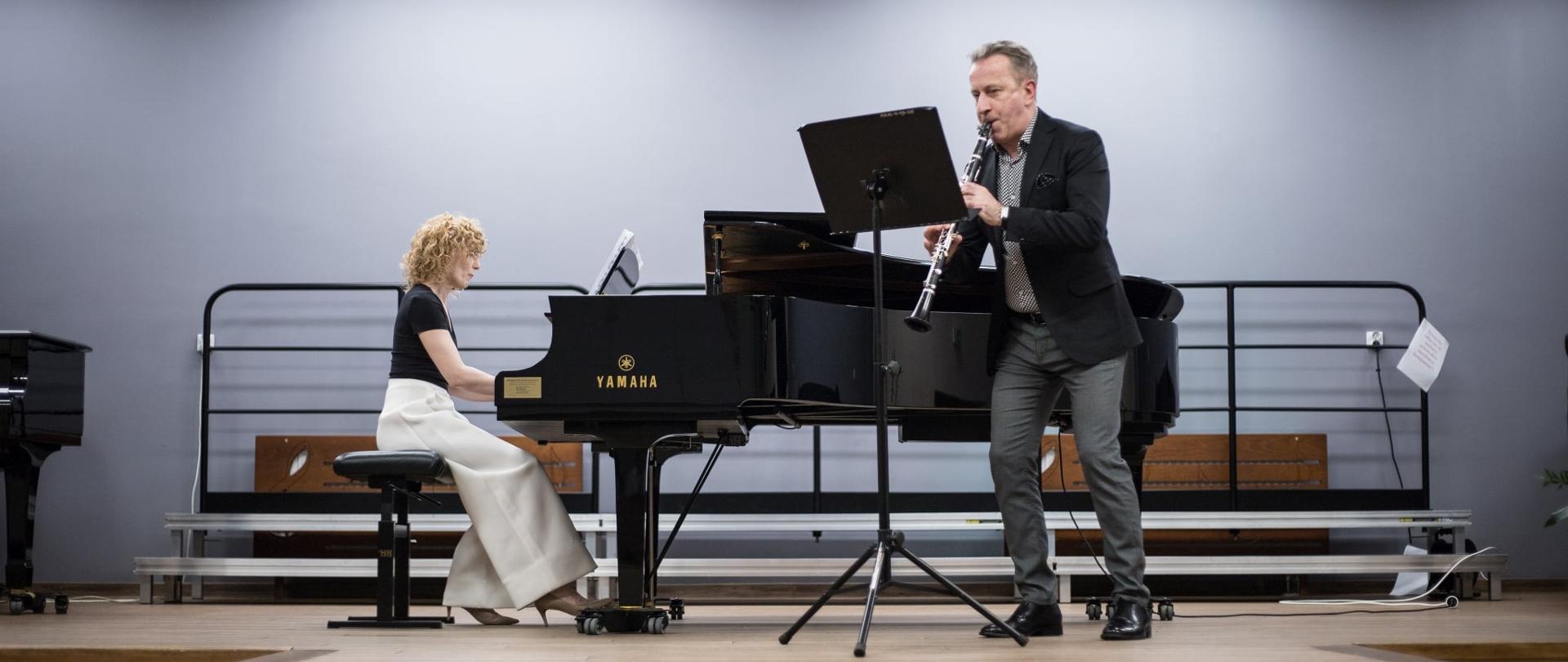 Na zdjęciu w auli PSM na klarnecie gra prof. Roman Widaszek, a akompaniuje mu na fortepianie dr Magdalena Duś.