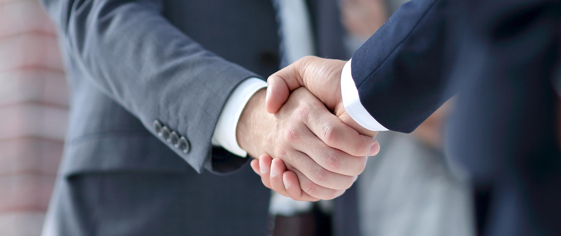 Zbliżenie na uścisk dłoni partnerów biznesowych