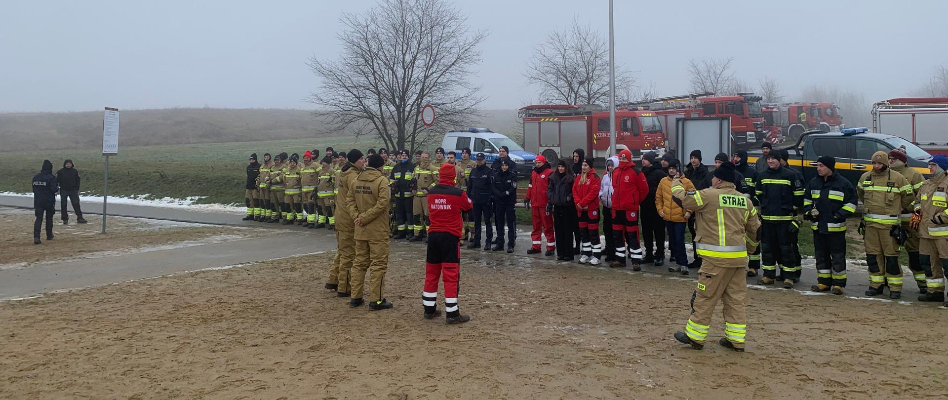 Strażacy podczas odprawy po ćwiczeniach