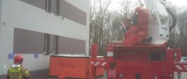 4. Ćwiczenia na obiekcie Urzędu Miasta i Gminy w Kazimierzy Wielkiej – zabezpieczenie terenu akcji skokochronem oraz prowadzenie ewakuacji przy użyciu podnośnika hydraulicznego SHD-23
