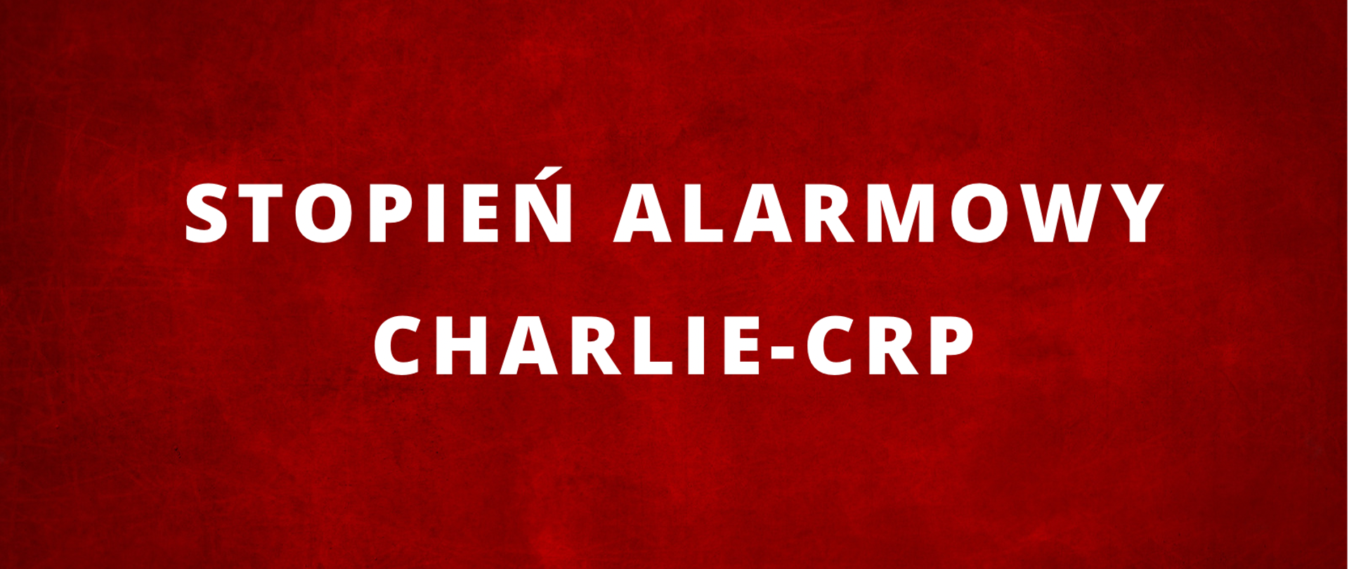 Na zdjęciu widać biały napis na czerwonym tle stopień alarmowy charlie CRP