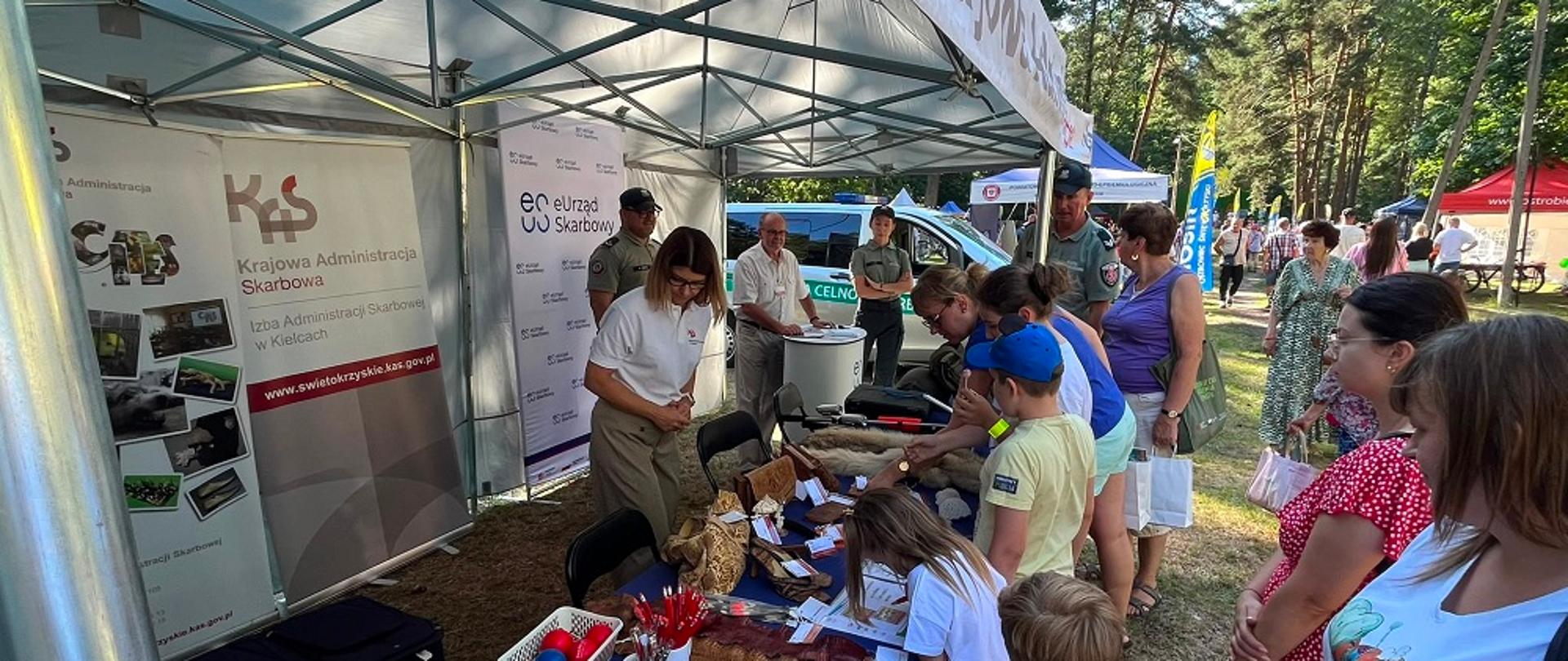 Stoisko edukacyjne KAS na pikniku
