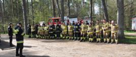 zdjęcie przedstawia strażaków podczas omówienia założenia ćwiczebnego w punkcie koncentracji