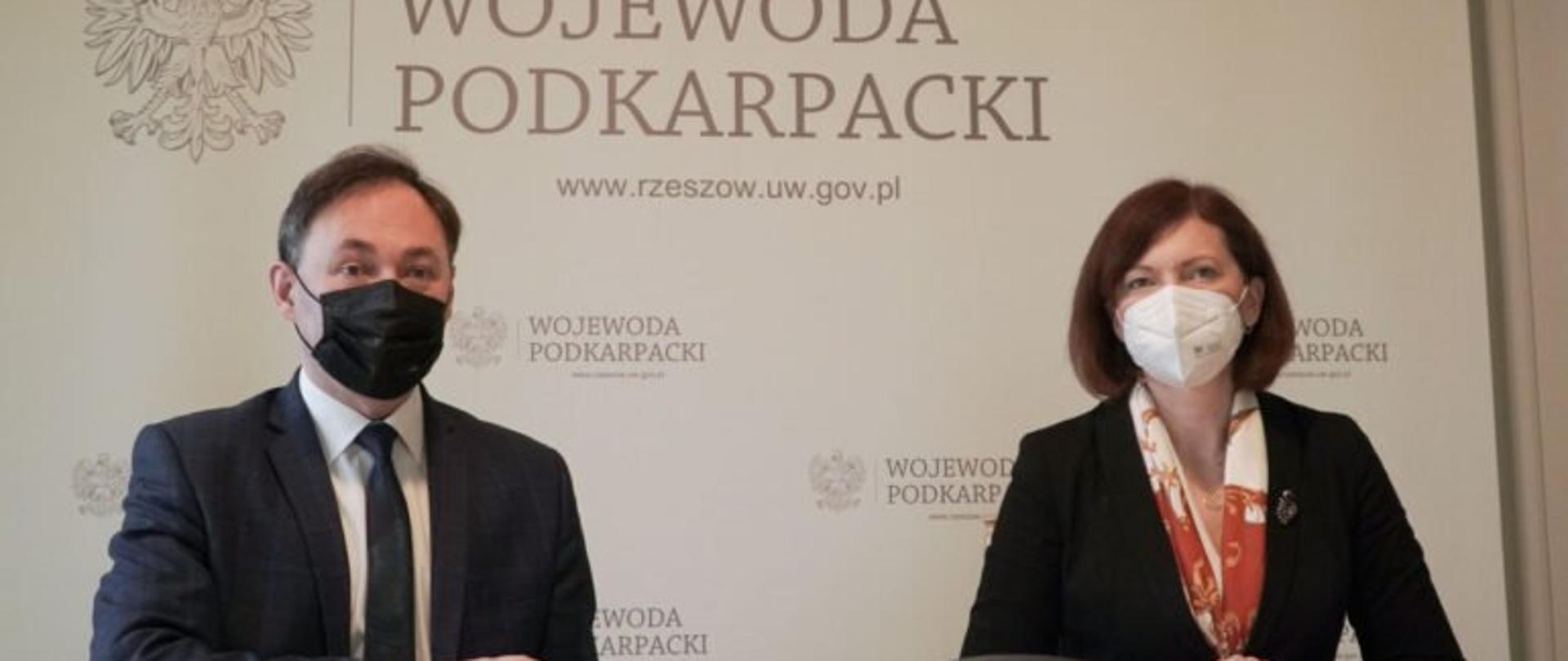 Pełnomocnik wojewody podkarpackiego do spraw rodzin Rafał Czupryk oraz wojewoda podkarpacki Ewa Leniart podczas konferencji online dotyczącej pokolenia iGen