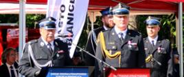 Na zdjęciu Komendant Powiatowy PSP w Pabianicach (po prawej) oraz Prezes Zarządu Oddziału Powiatowego Związku Ochotniczych Straży Pożarnych Rzeczypospolitej Polskiej (po lewej). Witają gości XXV Powiatowej Majówki Strażackiej.