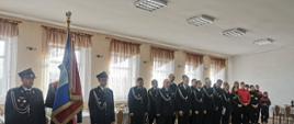 Pododdział druhów ochotników oraz poczet sztandarowy na uroczystej zbiórce