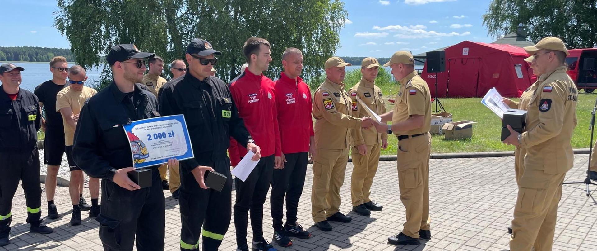 Najlepsze drużyny memoriału podczas wręczania nagród
