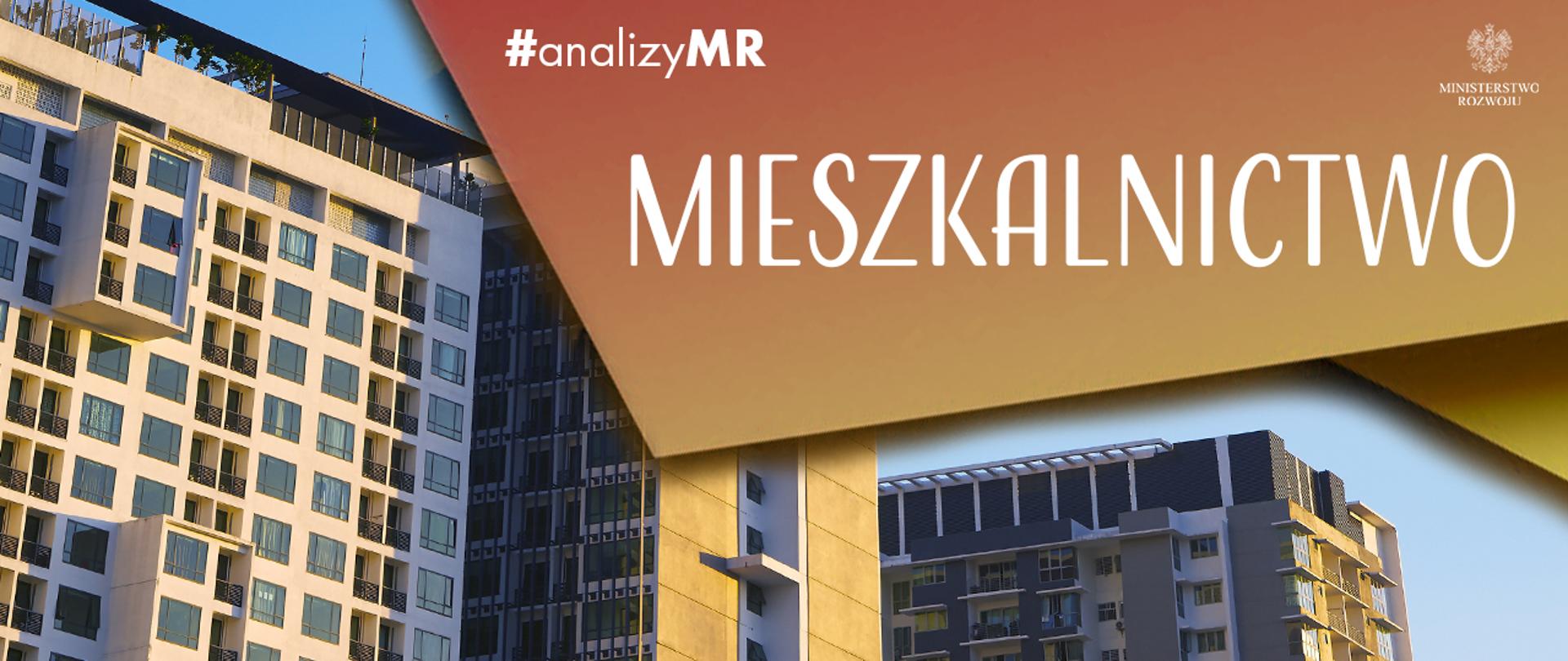 Napis #analizyMR - mieszkalnictwo. W tle zdjęcie bloku mieszkalnego.