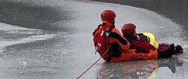 Ewakuacja osoby poszkodowanej na lodzie - ćwiczenia