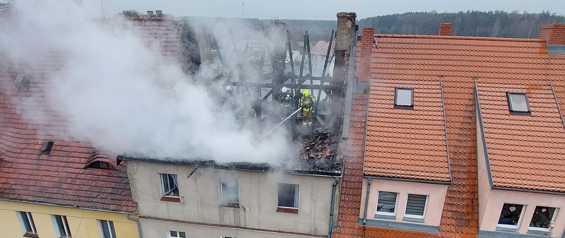 Fotografia płonącej kamienicy w rynku