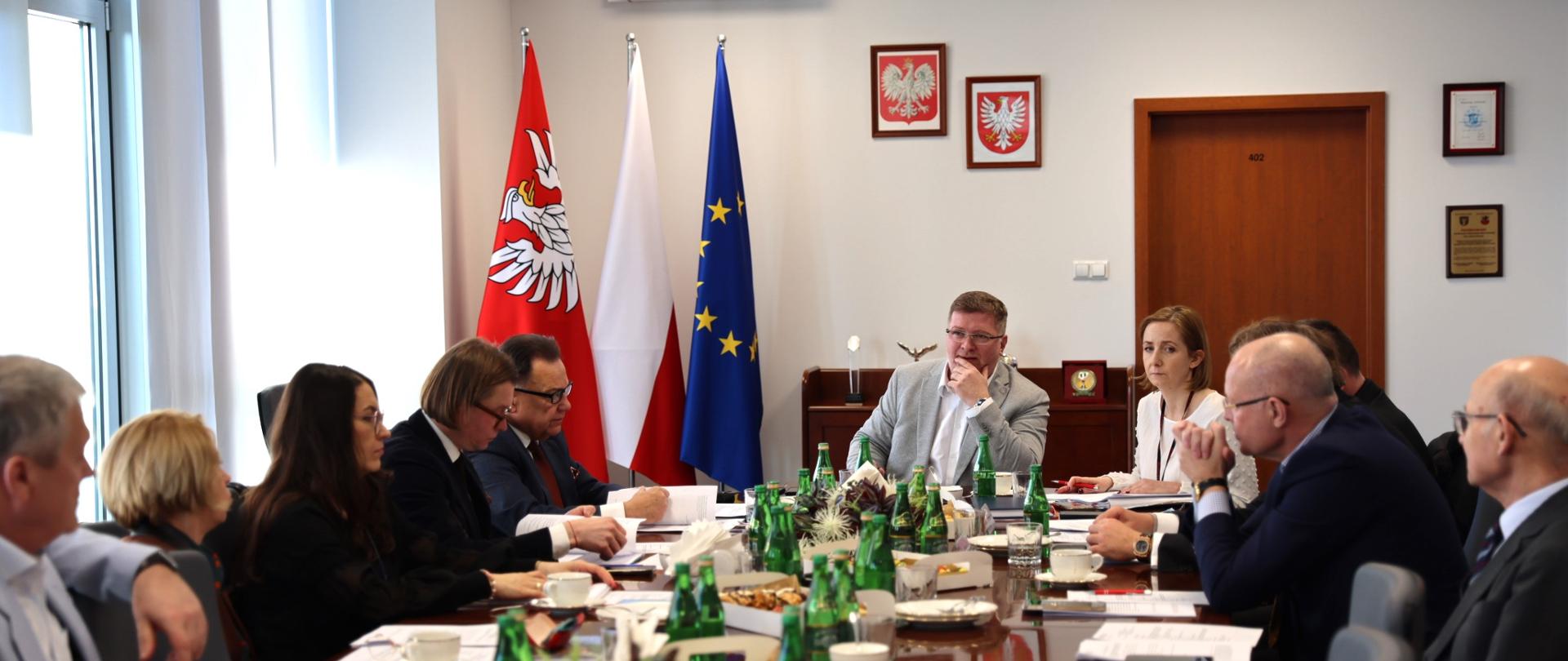 Na zdjęciu widać kobiety i mężczyzn