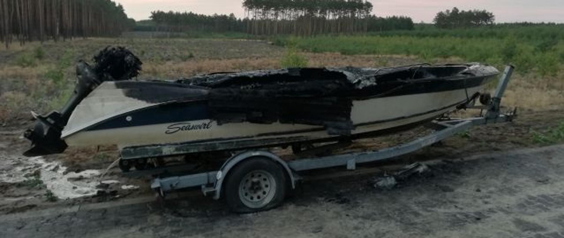 wrak łodzi widzianej z boku