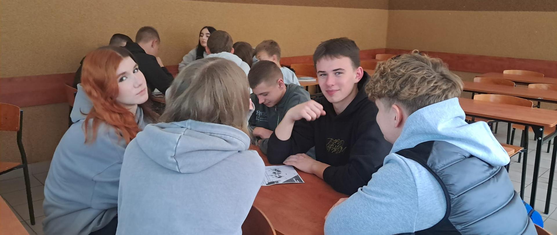 Dyskusja uczniów na temat działalności politycznej Wincentego Witosa