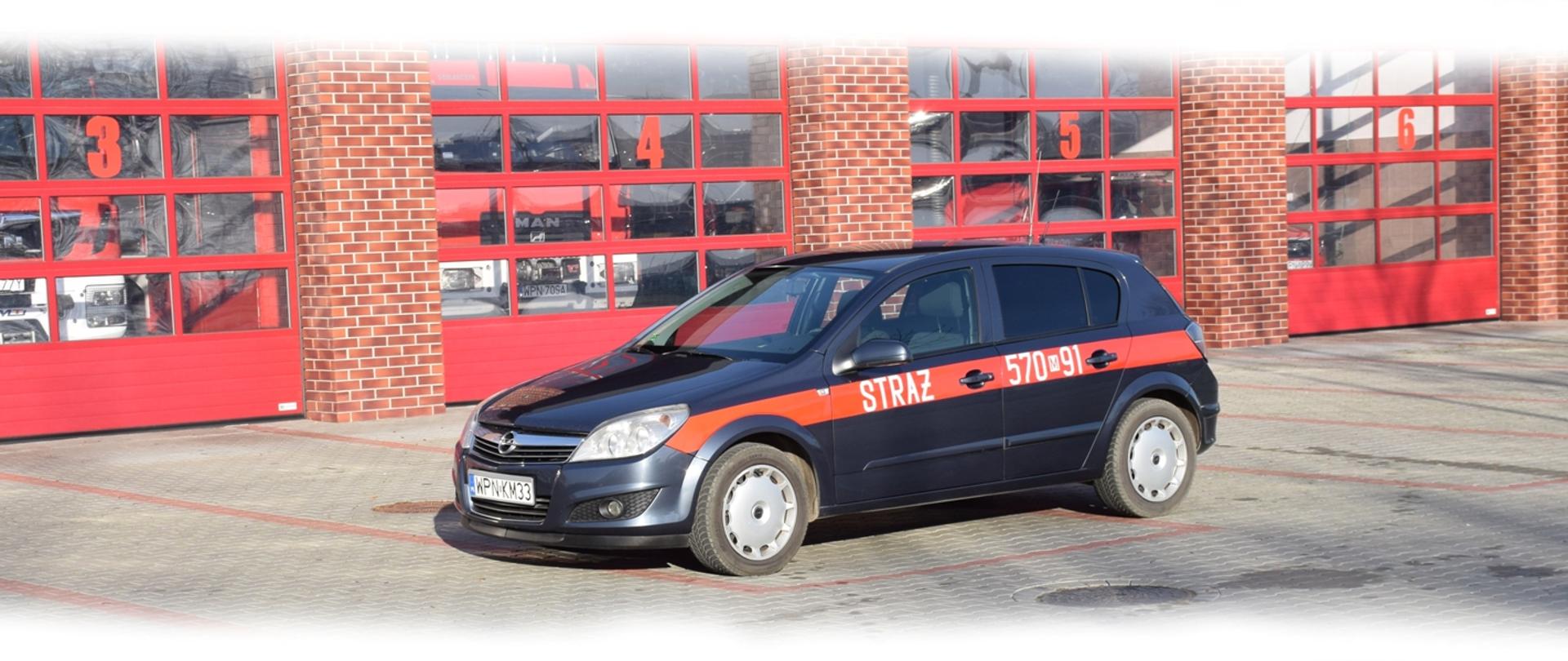 samochód pożarniczy, granatowy, operacyjny, ustawiony przed garażem, KP PSP Płońsk, 2020 r.