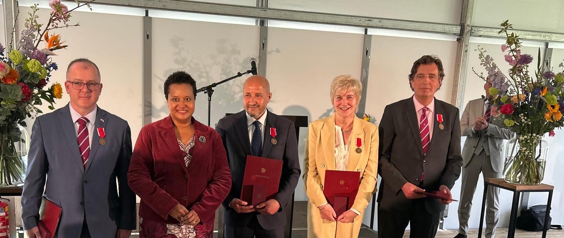 od Lewej stoją: zastępca ambasadora Wlk. Brytanii w Hadze Keith Allan, Ambasador RP Margareta Kassangana, Ahmed Marcouch (burmistrz miasta Arnhem), Agnes Schaap (była burmistrz gminy Renkum), Jozias Verhulst (burmistrz gminy Ede) 