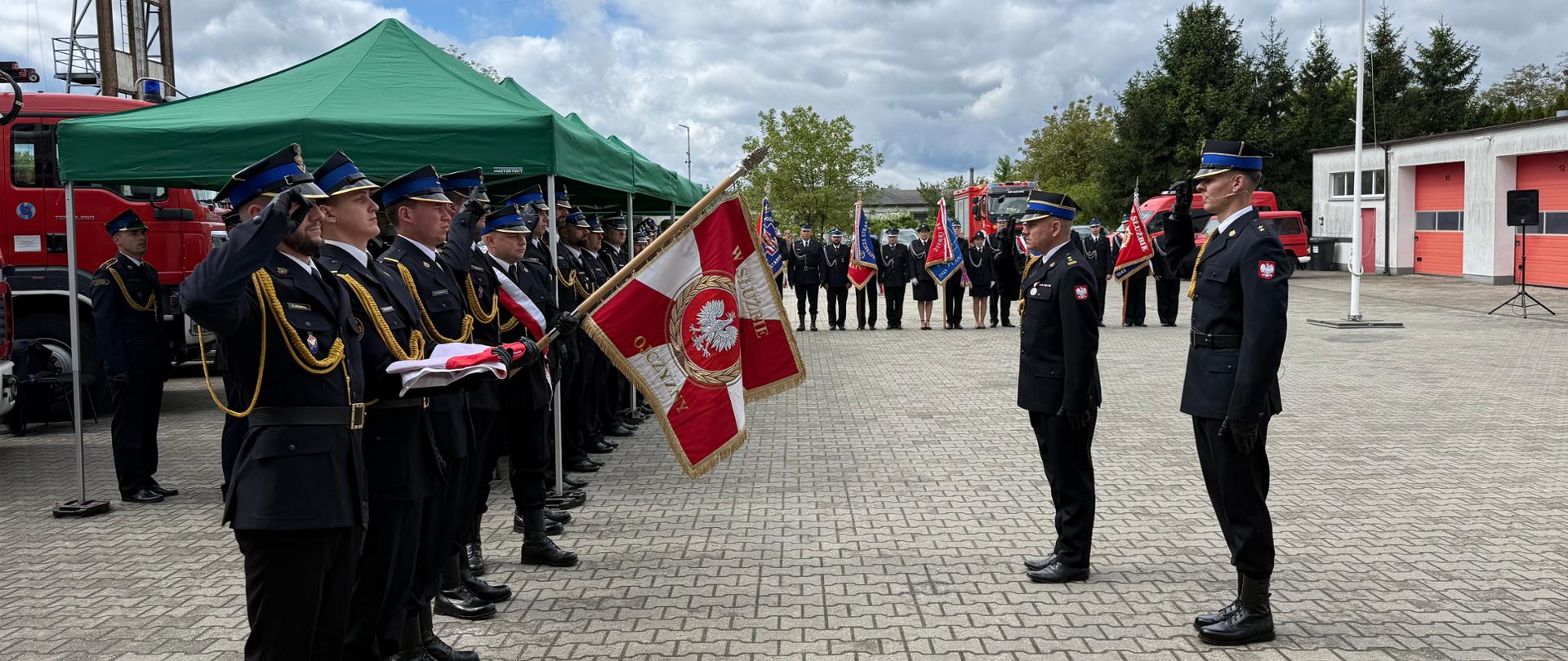 Fotografia przedstawia przegląd pododdziałów podczas uroczystości obchodów Dnia Strażaka.