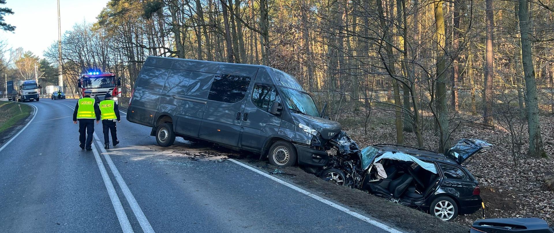 Pojazdy po zderzeniu i pracujące służby