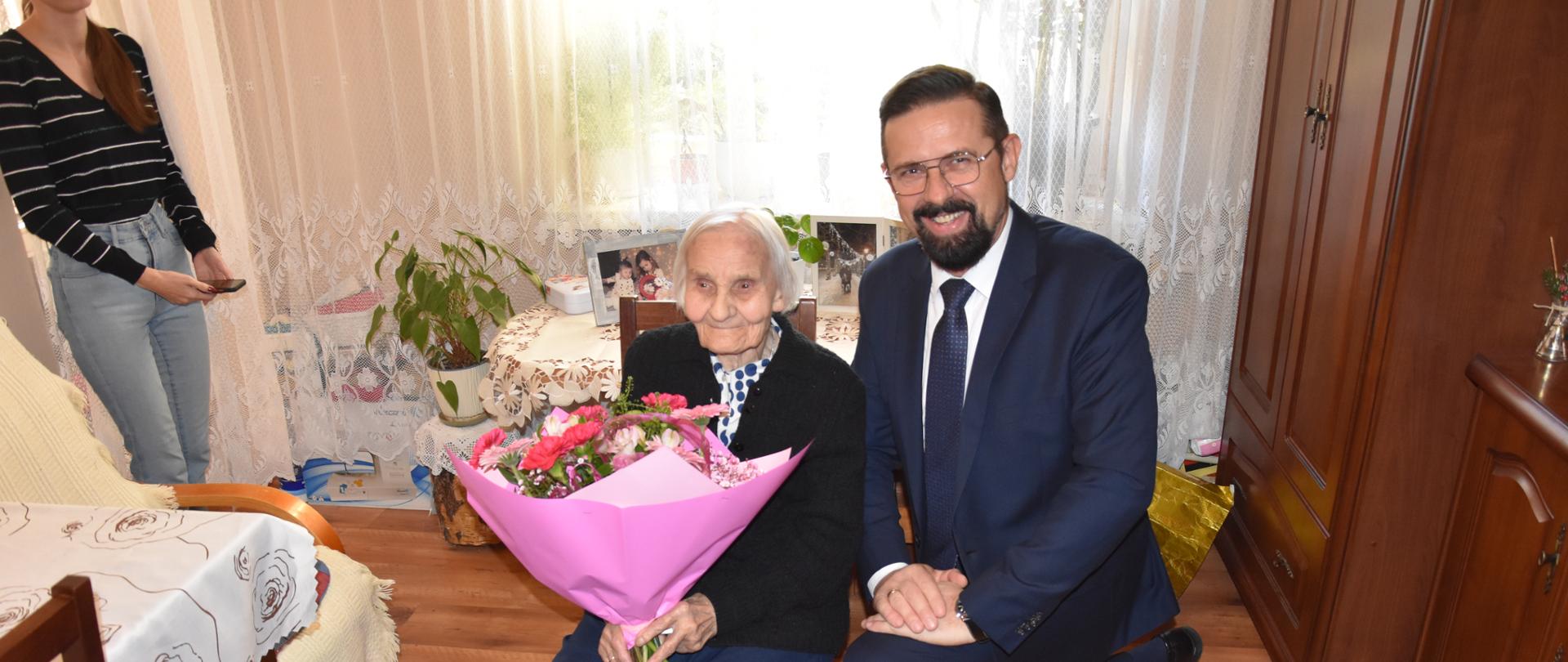 Na zdjęciu Jubilatka z rodziną 