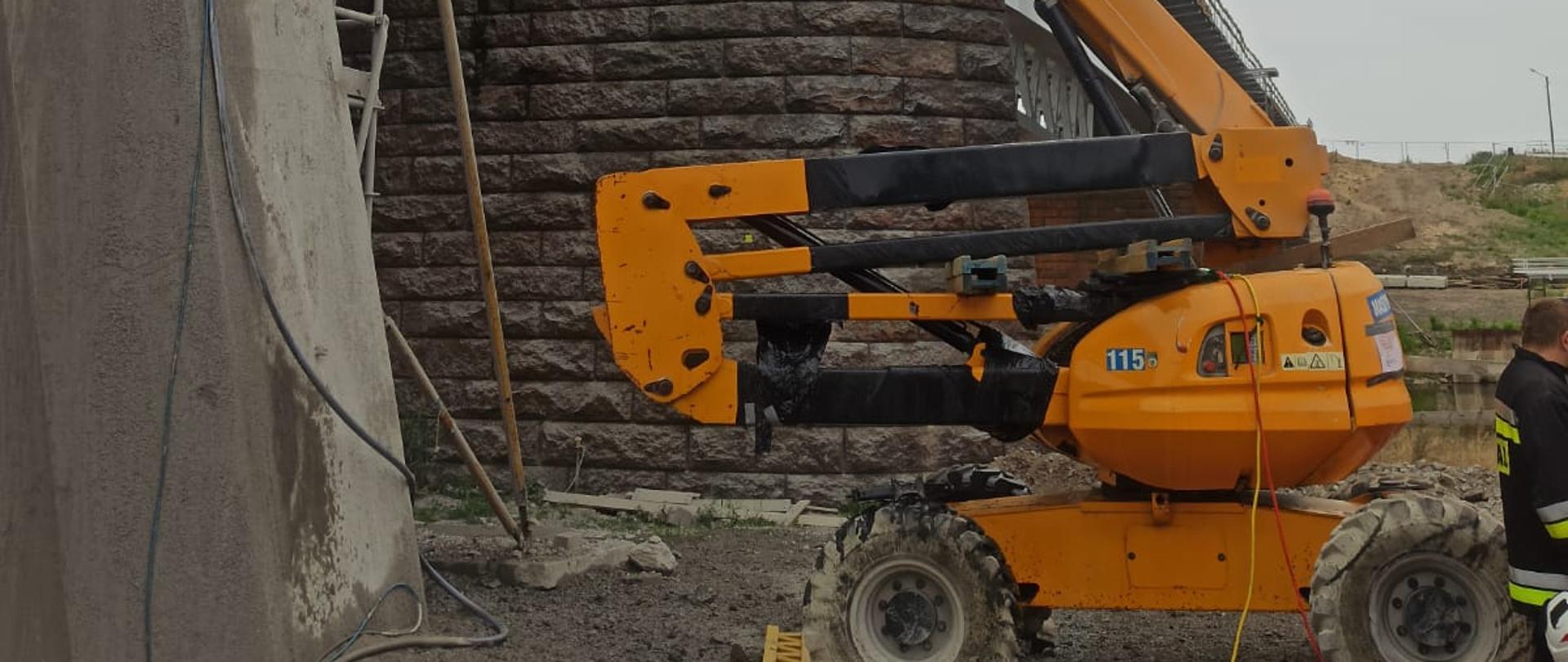 Widać podnośnik hydrauliczny przy budowie mostu kolejowego