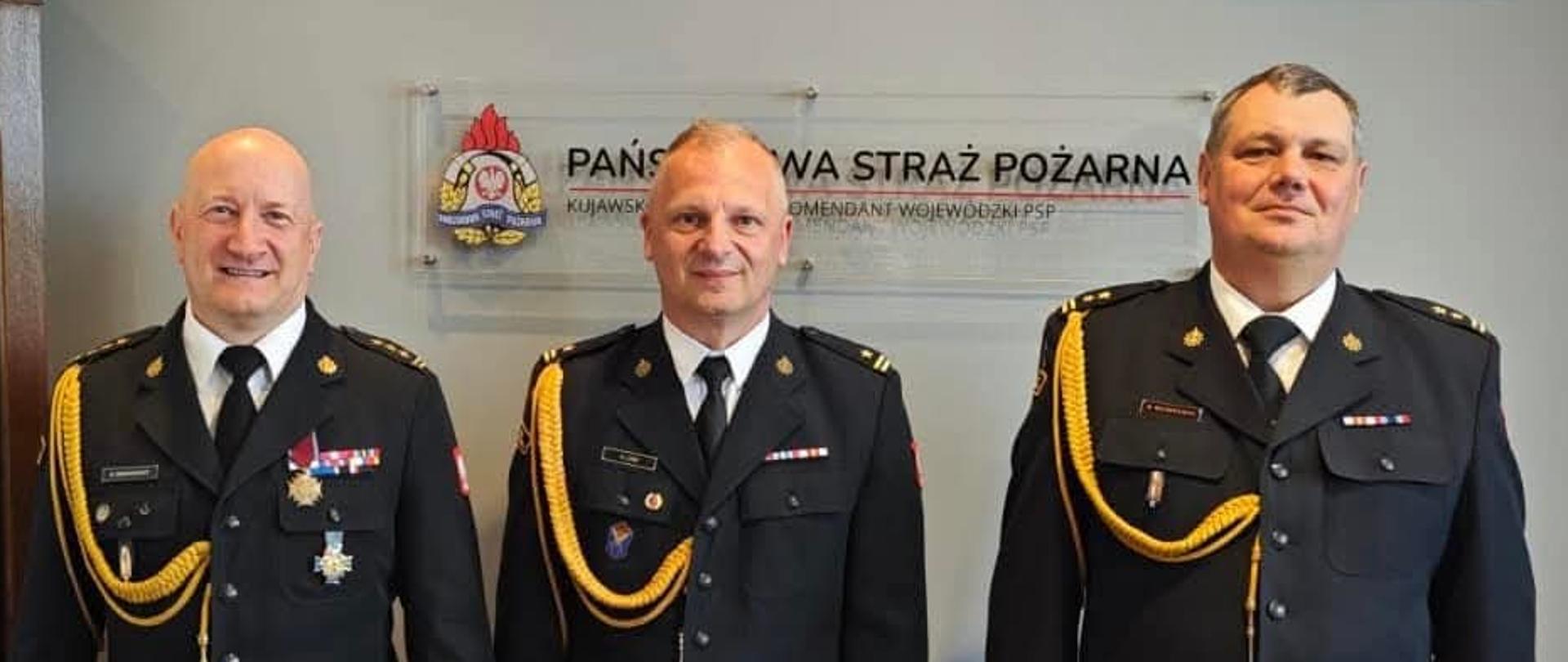 Komendant Wojewódzki st. bryg. Rafał Świechowicz mł. bryg. Robertowi Liss, bryg. Marcin Mazurkiewicz pozują do wspólnego zdjęcia..