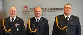 Komendant Wojewódzki st. bryg. Rafał Świechowicz mł. bryg. Robertowi Liss, bryg. Marcin Mazurkiewicz pozują do wspólnego zdjęcia..