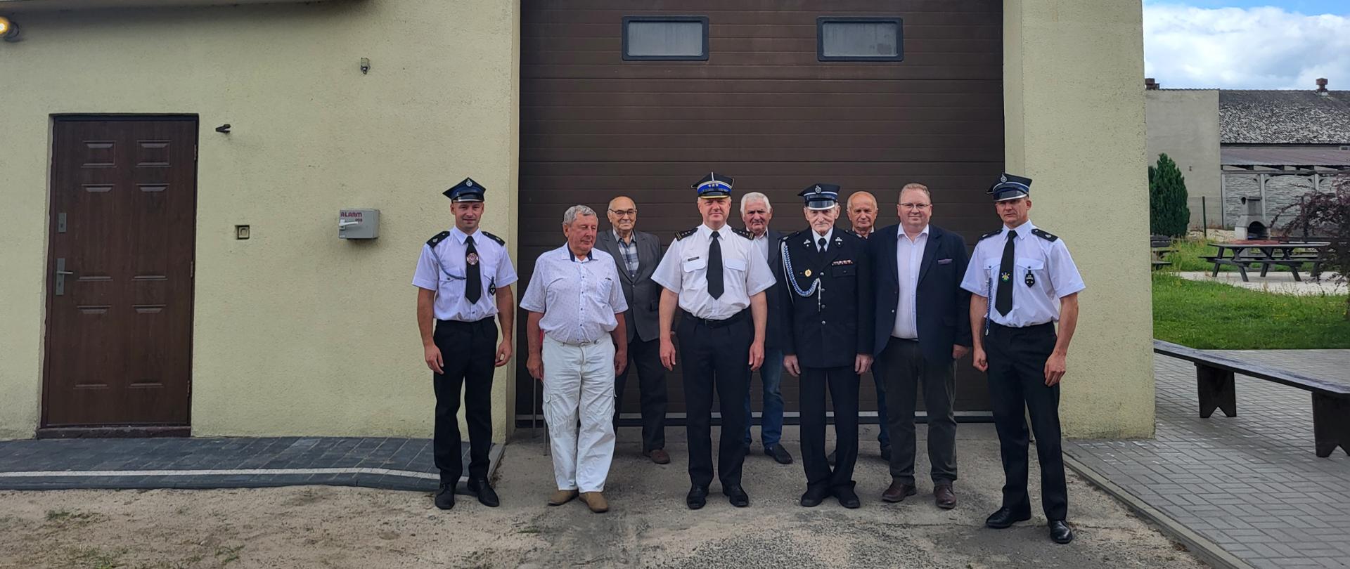 Zbiórka przed remizą