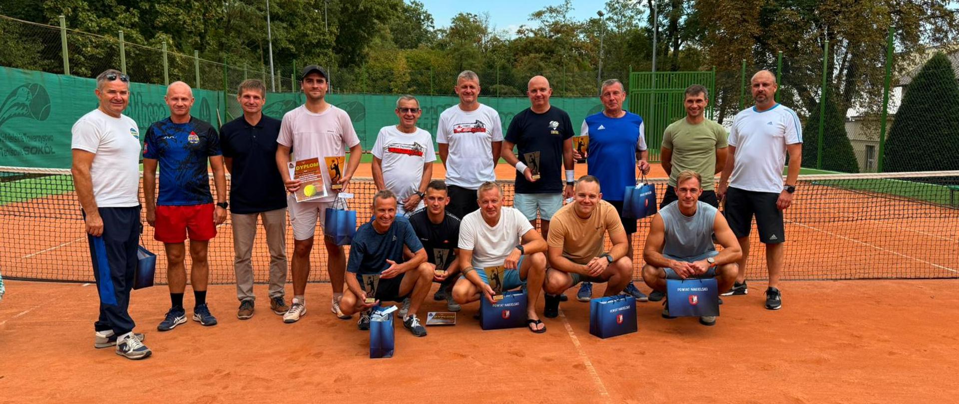 Na zdjęciu uczestnicy turnieju