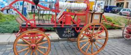 Na zdjęciu zabytkowa sikawka konna strażacka
