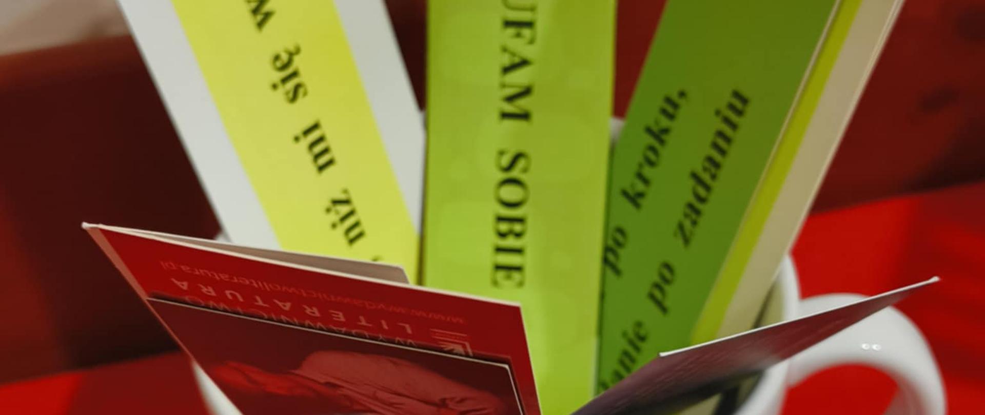 Na zdjęciu kubek w którym znajdują się karteczki z napisem. Na jednej z nich napis: zaufam sobie.