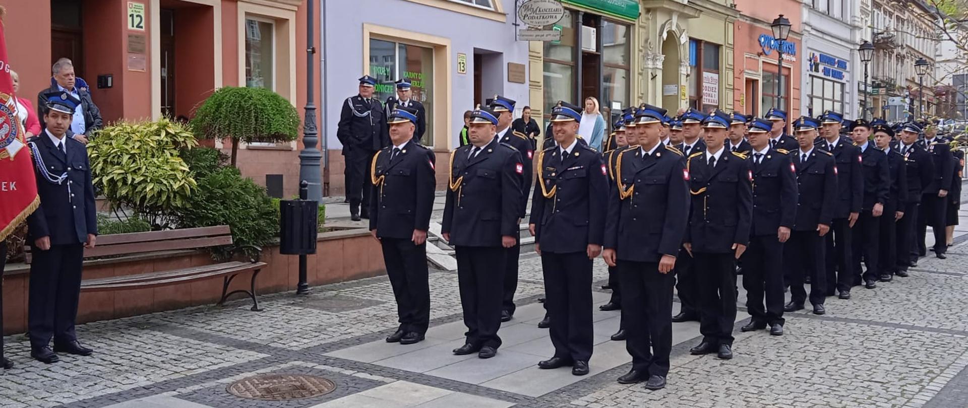 Plac miejski. Widok na pododdziały.