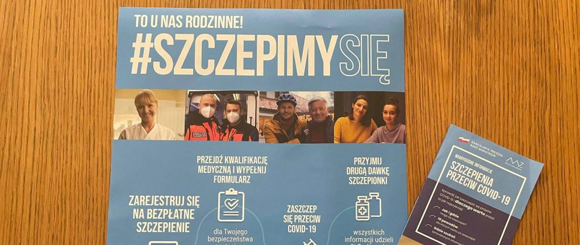 Na zdjęciu widnieją strażacy w trakcie przekazywania ulotek informacyjnych o COVID-19 do Urządów Miast i Gmin powiatu pilskiego. 