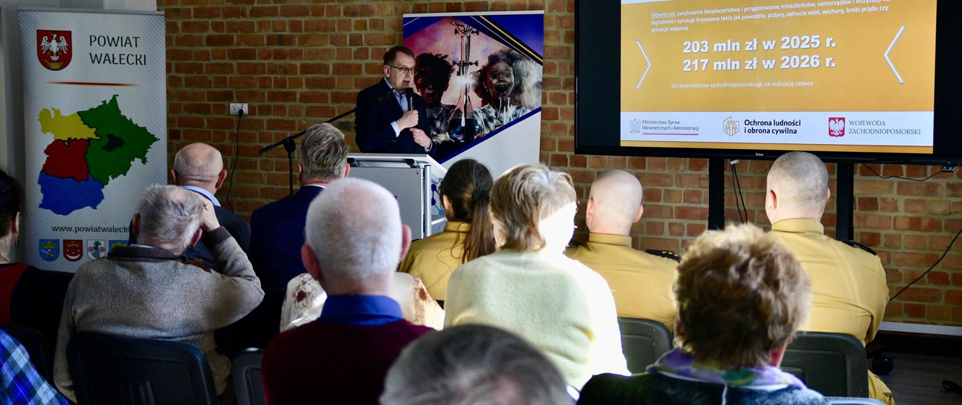 wicewojewoda prowadzi spotkanie z mieszkańcami Wałcza