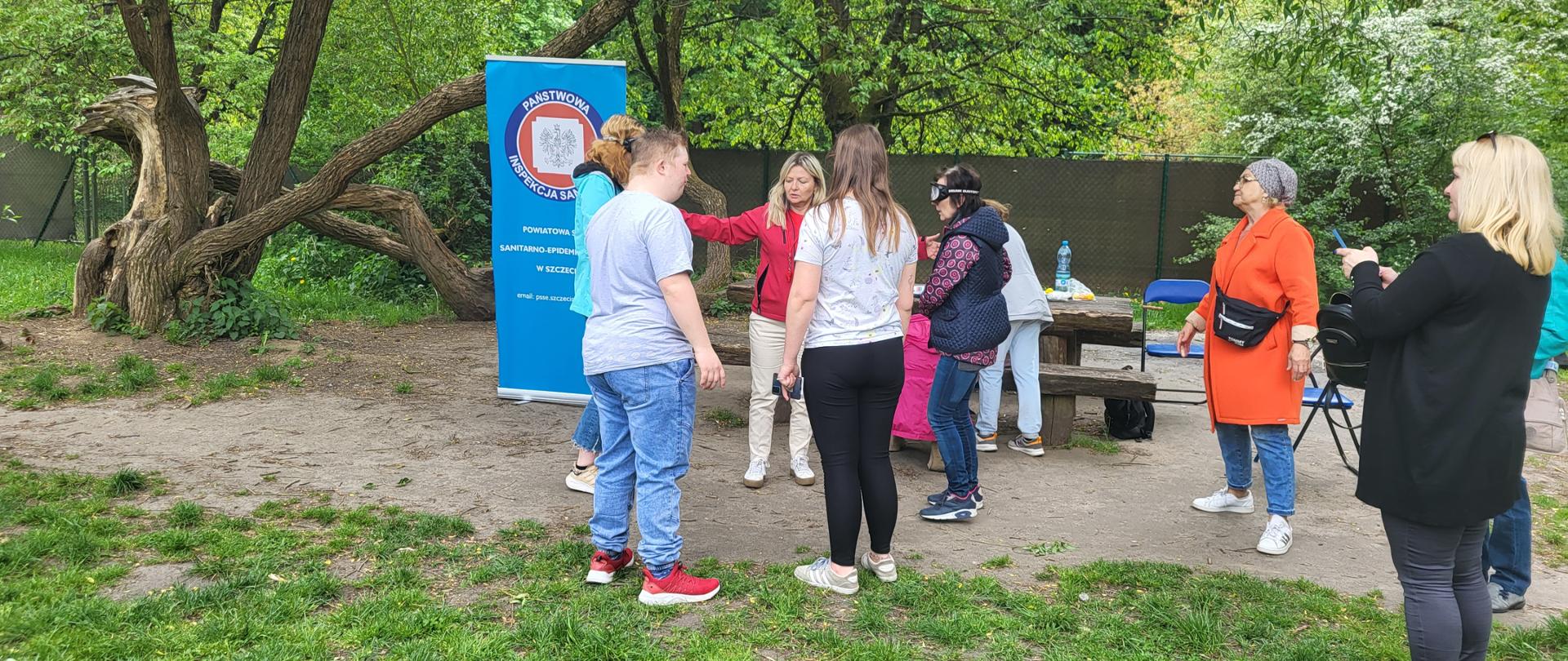 Pracownik PSSE udzielający wykładu ludziom