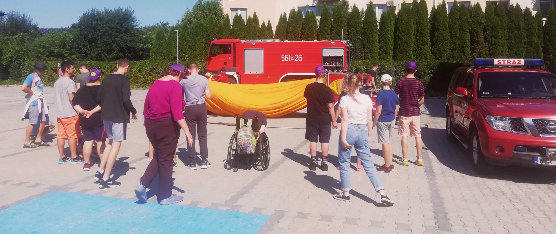Podopieczni Fundacji Dobra Wola pod czas spotkania ze strażakami 