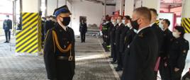st. kpt. Mirowski Michał melduje Komendantowi Powiatowemu Państwowej Straży Pożarnej w Zgierzu o gotowości do rozpoczęcia uroczystego apelu z okazji zdania i powierzenia obowiązków d-cy JRG w Zgierzu.